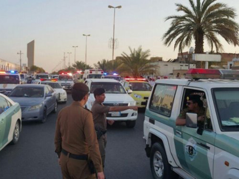 المرور يوضح: ركوب السيارة أو النزول منها أثناء سير المركبات يُعد مخالفة